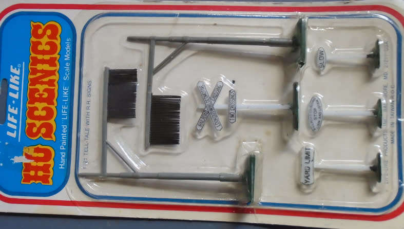 LIFE-LIKE HO SCALE - TELL TALE WITH RR SIGNS, CARDED