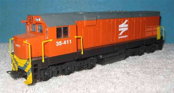 SPOORNET DIESEL LOCOMOTIVE by FRATESCH, BRAZIL & 2 X PLASTIC LIMA SAR COACHES - HO SCALE