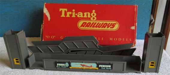 R71 FOOTBRIDGE by TRI-ANG, ENGLAND in OO. (BOXED)