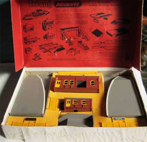 R.81 STATION SET by TRI-ANG in OO. (BOXED)