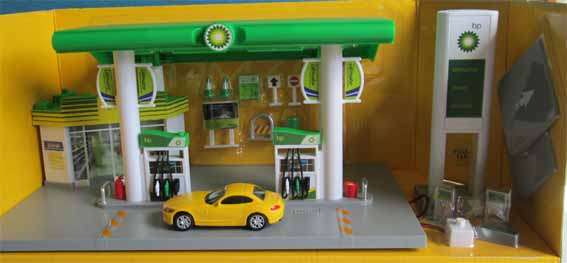 BP SERVICE STATION WITH DIE CAST CAR, LIGHTS & SOUND by RMZ CITY in 1/64 SCALE - NEW BOXED