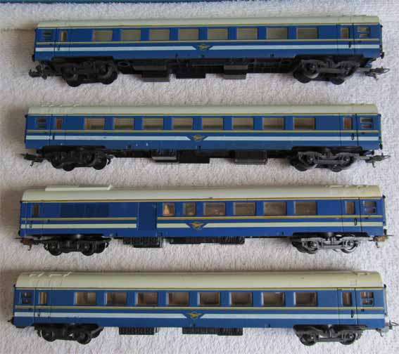 4 x LIMA BLUE TRAIN COACHES in HO SCALE (SEE PHOTOS)