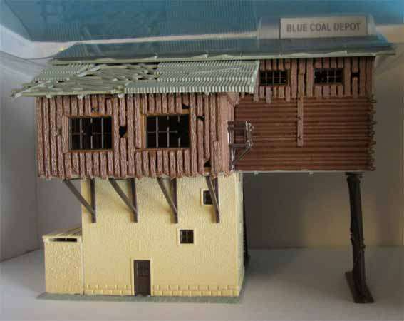BLUE COAL DEPOT by MODEL POWER, BUILT UP, in HO SCALE LIGHTED WITH 2 FIGURES (NEW BOXED)