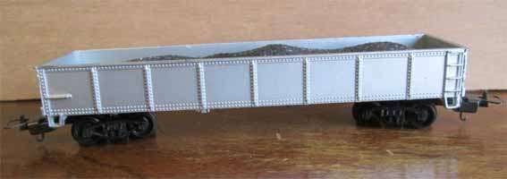 LIFE-LIKE - GONDOLA WITH COAL LOAD in HO SCALE