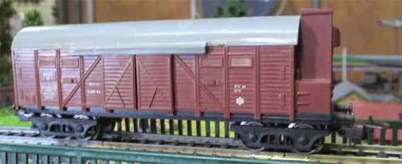 LIMA - BOGIE BRAKE VAN WITH WORKING REAR LIGHTS in HO SCALE