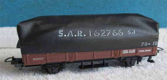 LIMA - OPEN WAGON WITH TARPAULIN in HO SCALE