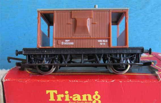 TRI-ANG HORNBY - GOODS BRAKE VAN BR in OO (BOXED)