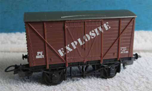 LIMA - SHORT BOX CAR "EXPLOSIVE" in HO SCALE