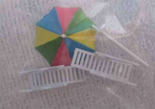 UMBRELLA & 2 X DECK CHAIRS in HO SCALE - NEW