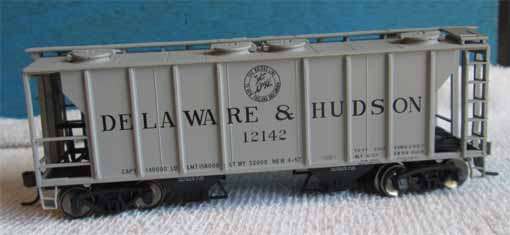 ATLAS HO SCALE - 2 BAY CLOSED HOPPER - GOOD CONDITION