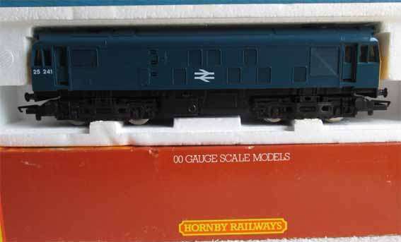 HORNBY OO SCALE - R326 DIESEL LOCOMOTIVE BR #25 241 WITH LIT HEAD CODES (BOXED)