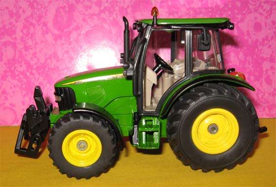 JOHN DEERE 5820 TRACTOR by SIKU in 1/32 SCALE (NEW BOXED)
