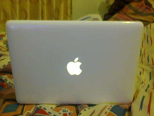 WHITE MAC BOOK UNIBODY- GREAT CONDITION !!!!!!!!!!!!!!!!!!!!