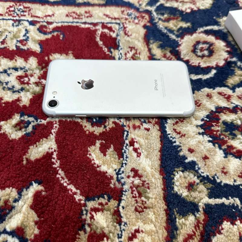iPhone 7 32GB with screen protector, gorilla cover and charging cable