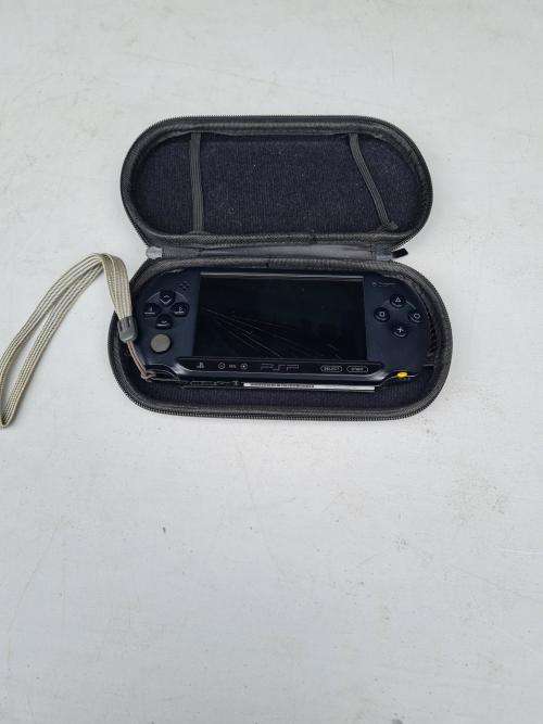 ORIGINAL SONY PSP WITH ORIGINAL CHARGER AND CASING - SCREEN CRACKED AND NOT SWITCHING ON