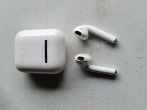 APPLE AIR AIR PODS - WITH CHARGING CASE - PLEASE READ