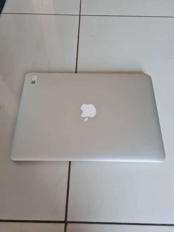 MACBOOK AIR 13 - MID 2013 - CORE i7 - 8GB MEMORY - 256GB SSD - 13 INCH SCREEN