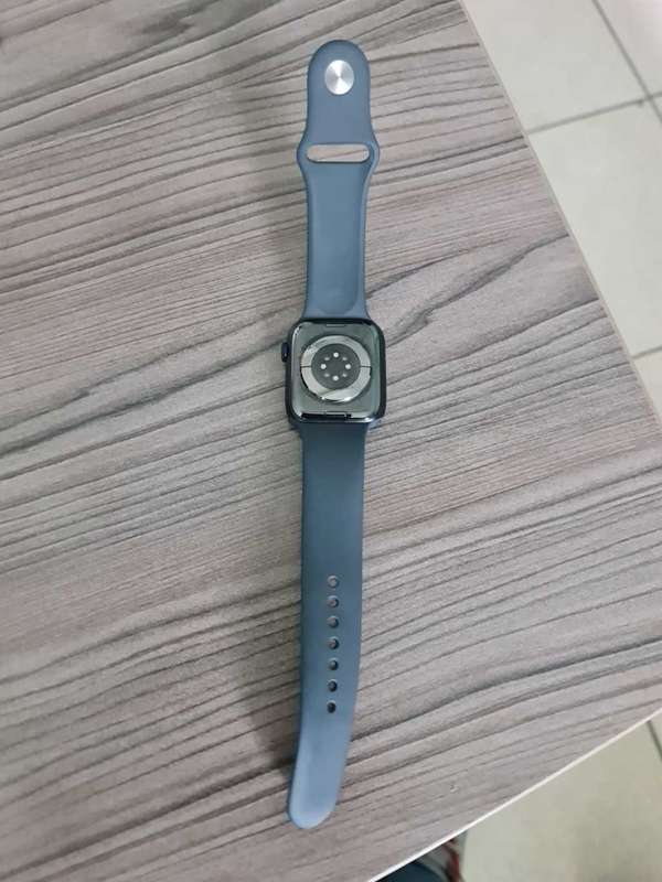 APPLE WATCH 8 - 41MM - GPS - WITH ORIGINAL APPLE MAGNETIC CHARGER - HARDLY USED -EXCELLENT CONDITION