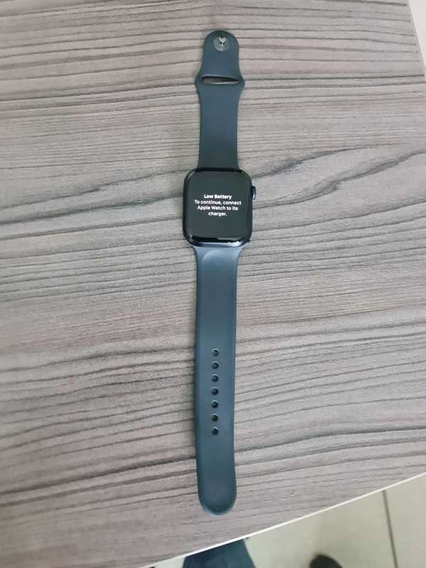 APPLE WATCH 8 - 41MM - GPS - WITH ORIGINAL APPLE MAGNETIC CHARGER - HARDLY USED -EXCELLENT CONDITION