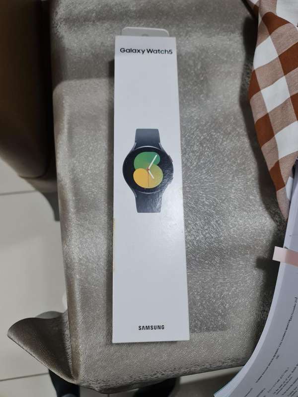 SAMSUNG WATCH 5, 40MM,BLUETOOTH,WIFI, GPS, ORIGNAL CHARGER,WITH BOX,EXCELLENT CONDITION