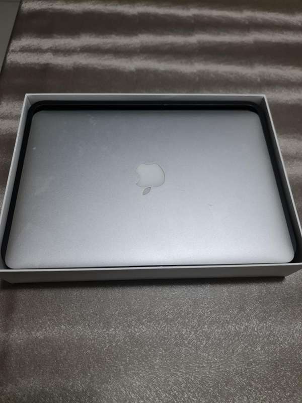 MACBOOK AIR 2017 - CORE i5 - 8GB MEMORY - 128GB SSD HARD DRIVE - WITH BOX