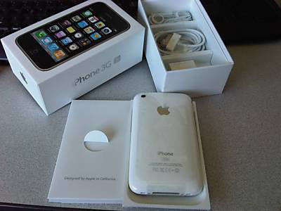 iPHONE 3GS 32GB WHITE + 2 PHONE PROTECTORS