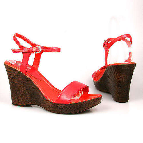 SIZE 6,5 Sandals - New - (024)