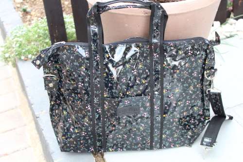 **New**X-LARGE TRAVEL/WEEKEND BAG. Large enough for EVERYTHING!