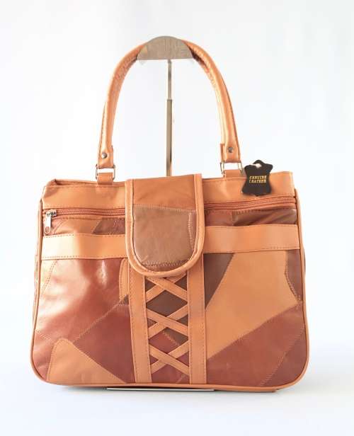 LADIES GENIUNE LEATHER HAND BAG IN  A  BROWN. SIMPLY GORGEOUS!!l