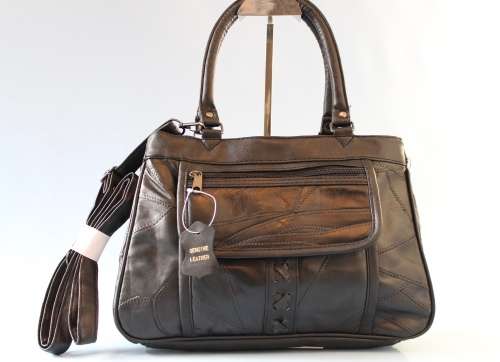 **new**LADIES GENIUNE LEATHER HAND BAG IN  A  Black. SIMPLY GORGEOUS!!l
