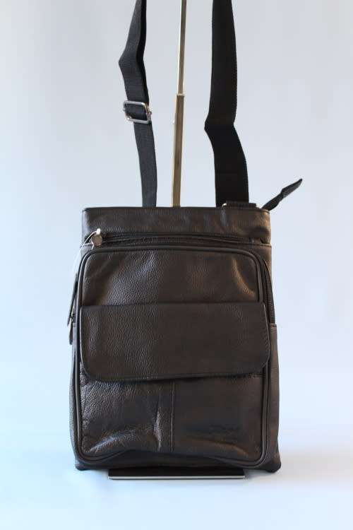 **NEW**Unisex 100% GENUINE LEATHER SHOULDER BAG IN Black. Quality G/TEE!