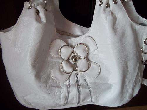 STUNNING Ladies PU leather handbag in a BLACK. Very pretty- Very MOD!