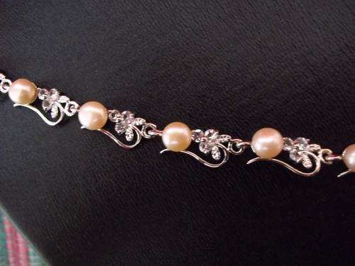 Ladies fresh water pearl and diamante bracelet. Great Buy!!