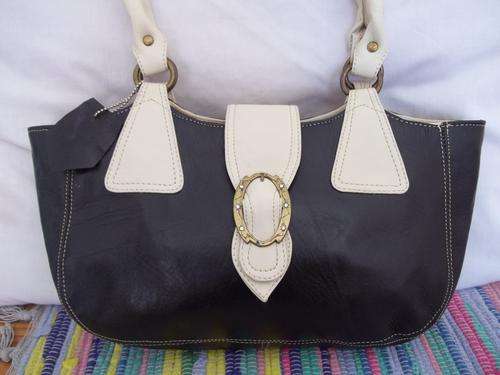LADIES GENUINE LEATHER HAND BAG IN  A CREAM & BLACK. SIMPLY GORGEOUS!!