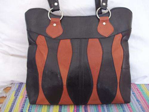 LADIES GENUINE LEATHER HAND BAG IN  A BLACK & BROWN . SIMPLY GORGEOUS!!