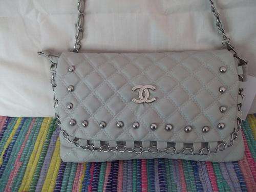 STUNNING designer style Ladies handbag in a LIGHT GREY. Very beautiful- Very MOD!