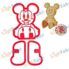 Mickey Mouse 3D Cookie cutter. Very cool!!
