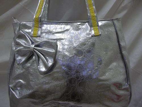 STUNNING designer style Ladies handbag in a SILVER. Very beautiful- Very MOD!