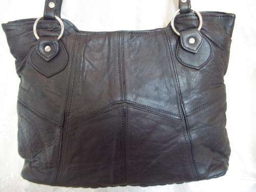 LADIES 100% GENUINE LEATHER LARGE HAND BAG IN  A BLACK. SIMPLY GORGEOUS! A GREAT BUY!
