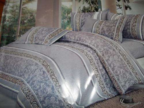 LOVELY 6 PIECE DUVET COVER SET- QUEEN.Great Quality cotton Blend. Great Buy!