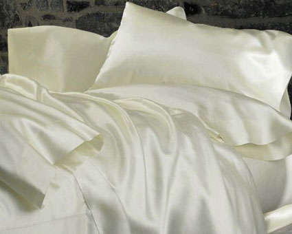 *LAST ONE*Luxury satin sheets in PEARL WHITE in QUEEN.Brings the comfort of Lingerie to your bed