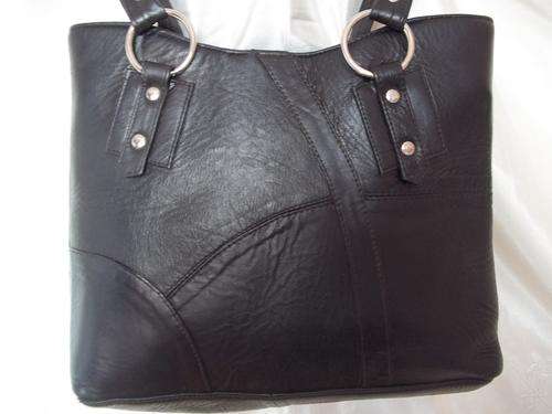 LADIES GENUINE LEATHER HAND BAG IN BLACK  . SIMPLY GORGEOUS!!