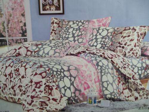 LOVELY 6 PIECE DUVET COVER SET IN - QUEEN.Great Quality, superior cotton Blend.