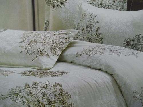 LOVELY 6 PIECE DUVET COVER SET IN - QUEEN.Great Quality, superior cotton Blend.