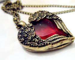 Retro design, elegant and beautiful heart-shape angel wings Pendant with Chain