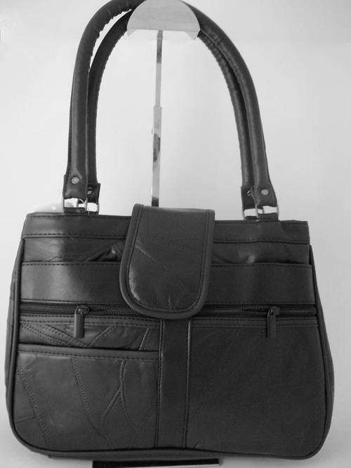 LADIES GENIUNE LEATHER HAND BAG IN  A  BLACK. SIMPLY GORGEOUS!!l