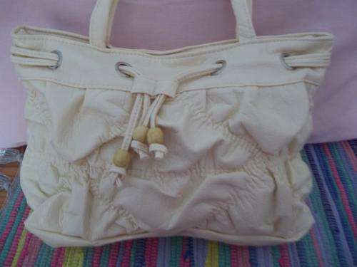 BEAUTIFUL Ladies mock leather handbag in a soft cream.