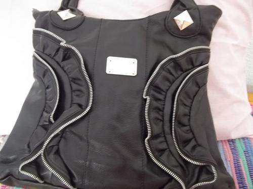 BEAUTIFUL Ladies mock leather handbag in a black with ZIP detail. SIMPLY STUNNING!