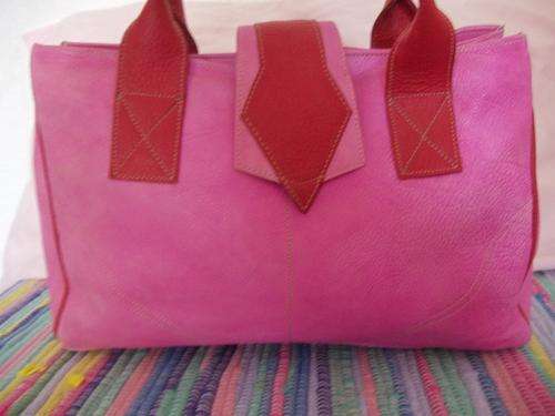 FINEST LADIES GENUINE LEATHER HAND BAG IN A PLAYFUL PINK. HIGH QUALITY GUARANTEE!