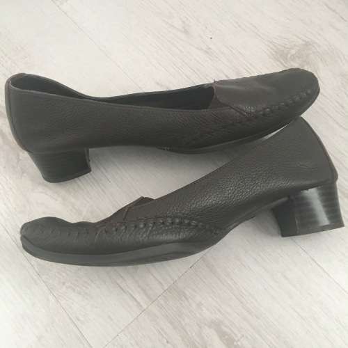 Brown FROGGIE Shoes - SIZE 7.5